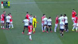 Jogadores de Internacional e Corinthians durante a confusão na partida do Brasileirão (Crédito: Transmissão Premiere)