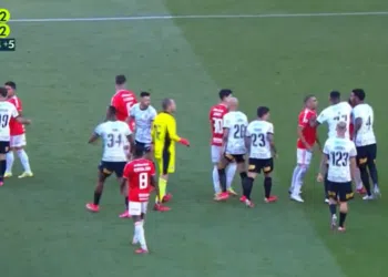 Jogadores de Internacional e Corinthians durante a confusão na partida do Brasileirão (Crédito: Transmissão Premiere)