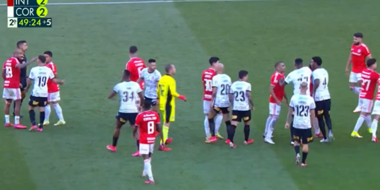 Jogadores de Internacional e Corinthians durante a confusão na partida do Brasileirão (Crédito: Transmissão Premiere)