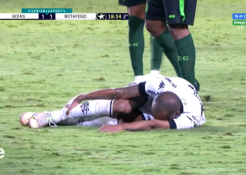 Chay, jogador do Botafogo caído no gramado da partida contra o Goiás (Crédito: Transmissão Premiere)