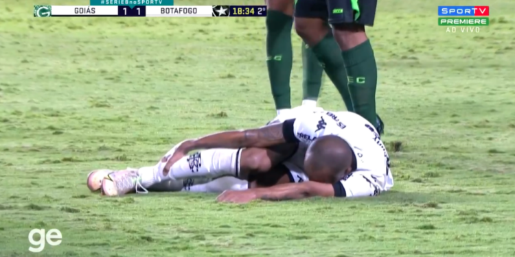 Chay, jogador do Botafogo caído no gramado da partida contra o Goiás (Crédito: Transmissão Premiere)