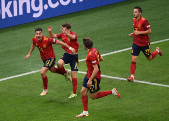 Jogadores da Espanha comemorando gol sobre a Itália (Crédito: Getty Images)