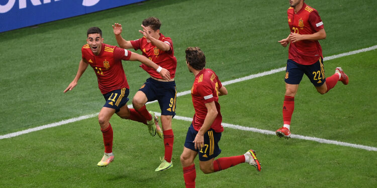 Jogadores da Espanha comemorando gol sobre a Itália (Crédito: Getty Images)