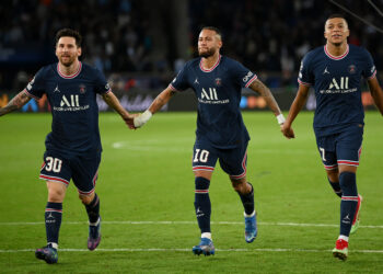 Messi, Neymar e Mbappé após vitória do PSG (Crédito: Getty Images)