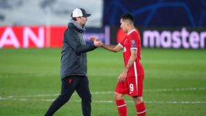 Klopp e Firmino se cumprimentando após a goleada sobre o United (Crédito: GettyImages)