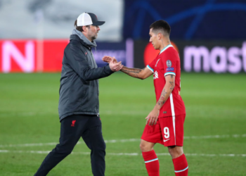 Klopp e Firmino se cumprimentando após a goleada sobre o United (Crédito: GettyImages)