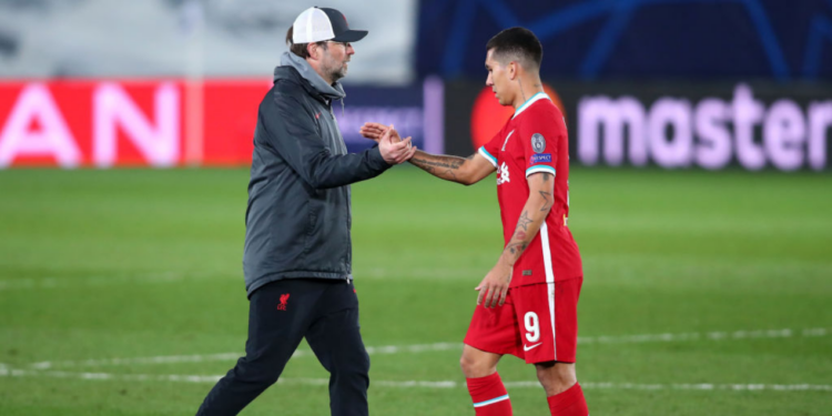 Klopp e Firmino se cumprimentando após a goleada sobre o United (Crédito: GettyImages)