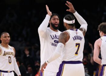 Los Angeles Lakers conquista sua primeira vitória na temporada, contra o Memphis Grizzlies (Crédito: Getty Images)