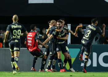 Com gol nos acréscimos, Santos vence Grêmio e se afasta da zona de rebaixamento (Crédito: GettyImages)