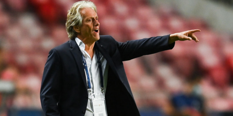No comando do Benfica, Jorge Jesus vive situação delicada (Crédito: GettyImages)
