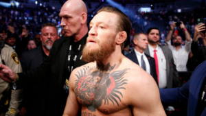 Conor McGregor, lutador de UFC indo para o ringue (Crédito: GettyImages)