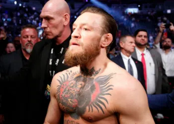Conor McGregor, lutador de UFC indo para o ringue (Crédito: GettyImages)