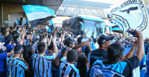 Torcida do Grêmio reunida na chegada do ônibus (Crédito: Lucas Uebel / Grêmio FBPA / Flickr)