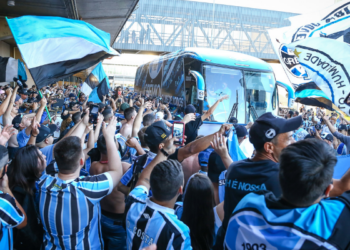 Torcida do Grêmio reunida na chegada do ônibus (Crédito: Lucas Uebel / Grêmio FBPA / Flickr)