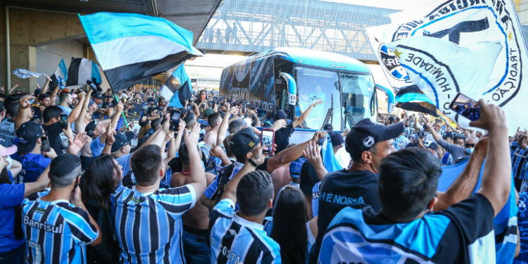 Torcida do Grêmio reunida na chegada do ônibus (Crédito: Lucas Uebel / Grêmio FBPA / Flickr)