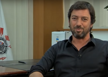 Corinthians vai atrás de um centroavante ainda em 2021 (Crédito: Transmissão Youtube / Mesa Redonda)