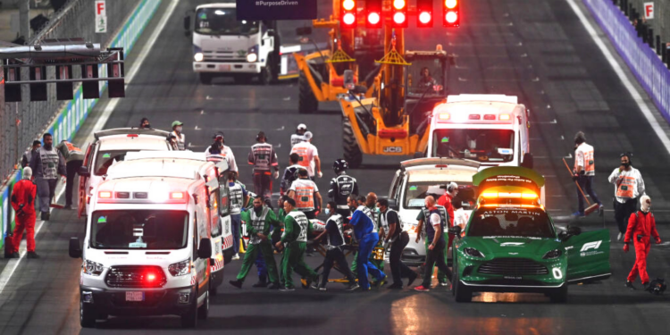 Momento em que o resgate a Enzo Fittipaldi chega na Fórmula 2 (Crédito: GettyImages)