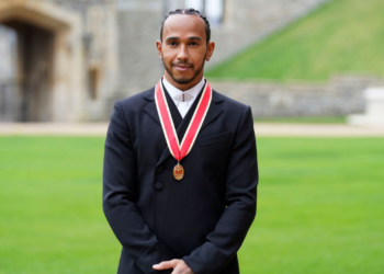 Heptacampeão de Fórmula 1, Lewis Hamilton recebe título de cavaleiro (Crédito: GettyImages)