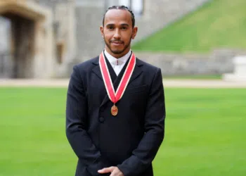 Heptacampeão de Fórmula 1, Lewis Hamilton recebe título de cavaleiro (Crédito: GettyImages)