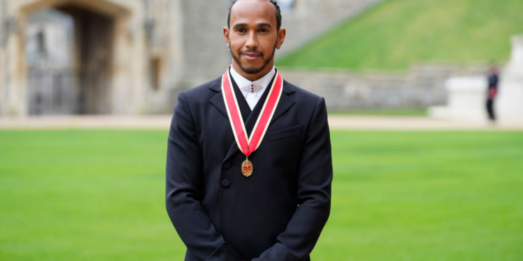 Heptacampeão de Fórmula 1, Lewis Hamilton recebe título de cavaleiro (Crédito: GettyImages)