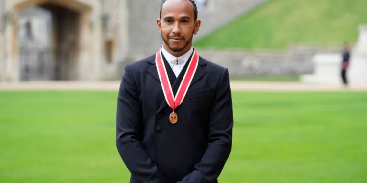 Heptacampeão de Fórmula 1, Lewis Hamilton recebe título de cavaleiro (Crédito: GettyImages)