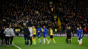 Torcedor passa mal em jogo entre Chelsea e Watford e partida foi paralisada (Crédito: Getty Images)