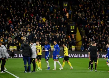 Torcedor passa mal em jogo entre Chelsea e Watford e partida foi paralisada (Crédito: Getty Images)