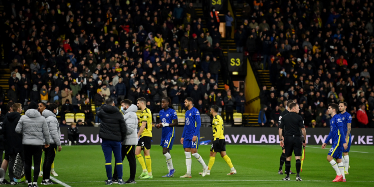 Torcedor passa mal em jogo entre Chelsea e Watford e partida foi paralisada (Crédito: Getty Images)