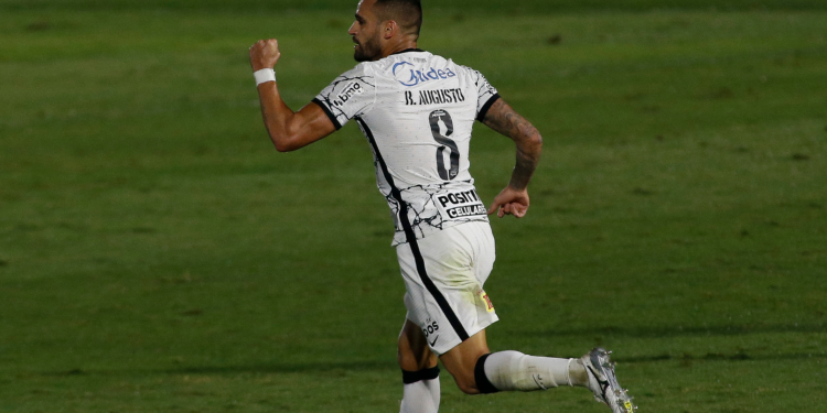 Renato Augusto fala sobre possível chegada de Paulinho (Crédito: Getty Images)