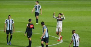 Grêmio, São Paulo, Santos e outros clubes ainda seguem em risco de rebaixamento (Crédito: Getty Images)