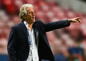 Jorge Jesus é a vaiado pela torcida após derrota do Benfica (Crédito: GettyImages)