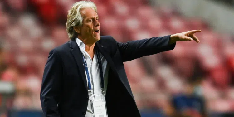 Jorge Jesus é a vaiado pela torcida após derrota do Benfica (Crédito: GettyImages)