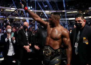 Francis Ngannou passou por Ciryl Gane e agora terá ficar fora dos octógonos do UFC; entenda! (Crédito: GettyImages)