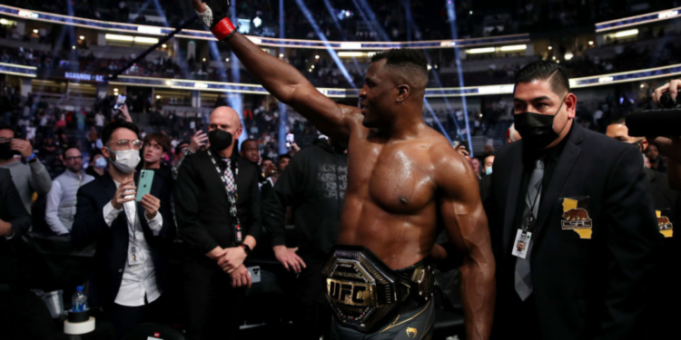 Francis Ngannou passou por Ciryl Gane e agora terá ficar fora dos octógonos do UFC; entenda! (Crédito: GettyImages)