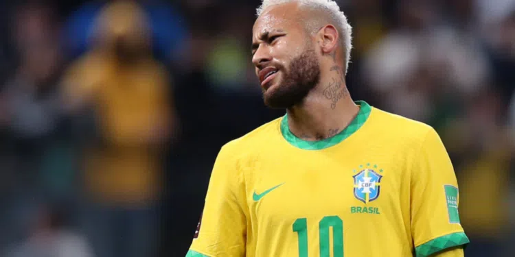 Neymar voltou a ser alvo de críticas e pai do craque respondeu; veja! (Crédito: GettyImages)