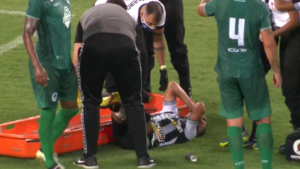 Rafael, jogador do Botafogo deitado no gramado com a mão no rosto (Crédito: Transmissão SporTV)