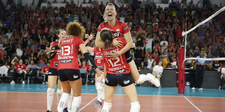 Jogadoras do Sesi-SP comemorando na Copa do Brasil de vôlei (Crédito: Sesi-SP/Flickr)