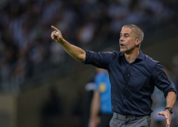 Sylvinho fez mistério sobre Diego Costa e supreendeu sobre o ataque do Corinthians em 2022 (Crédito: GettyImages)