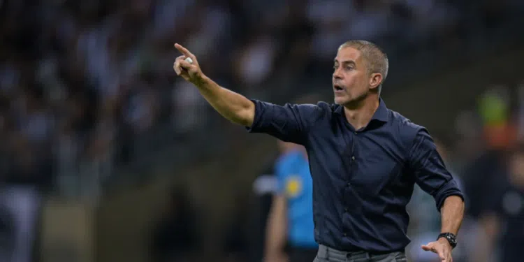 Sylvinho fez mistério sobre Diego Costa e supreendeu sobre o ataque do Corinthians em 2022 (Crédito: GettyImages)