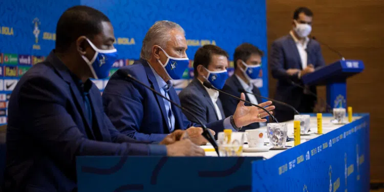 Tite, treinador da Seleção Brasileira na coletiva onde justifica a ausência de Renan Lodi (Crédito: Lucas Figueiredo/CBF/Flickr)
