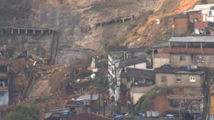 Estrago causado pelas chuvas em Petrópolis, que está sendo ajudada por clubes cariocas (Crédito: Transmissão TV Globo)
