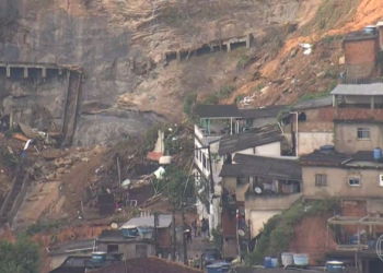 Estrago causado pelas chuvas em Petrópolis, que está sendo ajudada por clubes cariocas (Crédito: Transmissão TV Globo)