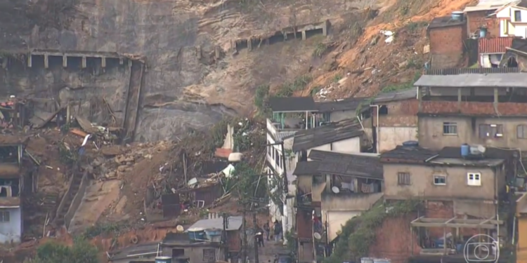 Estrago causado pelas chuvas em Petrópolis, que está sendo ajudada por clubes cariocas (Crédito: Transmissão TV Globo)