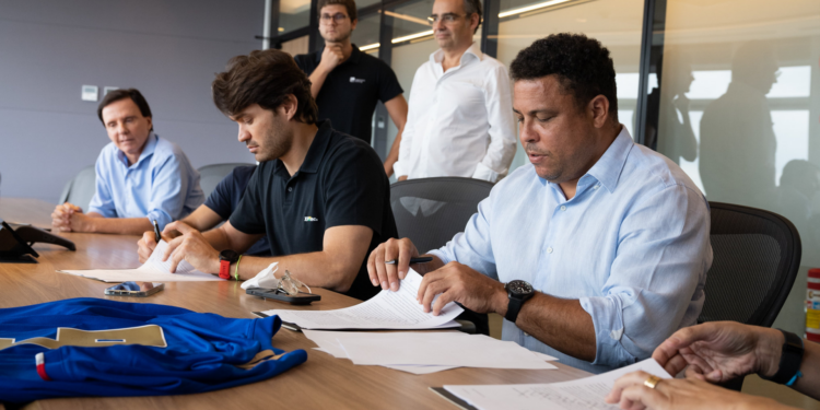 Ronaldo Fenômeno lança desafio para torcida do Cruzeiro alcançar a do Atlético-MG em número de sócios (Crédito: XP / Flickr Cruzeiro)