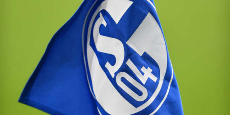 Bandeira do Schalke 04, time alemão que decidiu tirar o logo de patrocinador russo (Crédito: GettyImages)