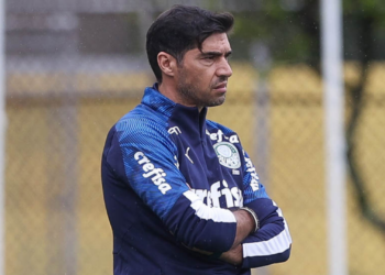 Abel Ferreira está pronto para o Mundial de Clubes, mas vê preocupações no Palmeiras (Crédito: Cesar Greco / Palmeiras)