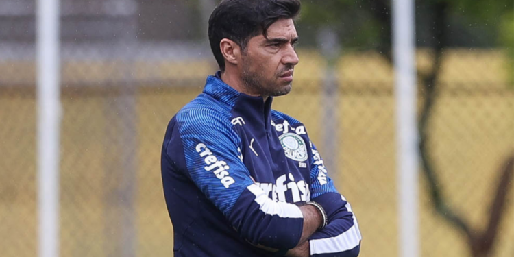 Abel Ferreira está pronto para o Mundial de Clubes, mas vê preocupações no Palmeiras (Crédito: Cesar Greco / Palmeiras)