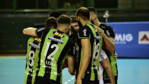 Jogadores do Montes Claros América Vôlei depois do confronto contra o São José na Superliga Masculina (Crédito: Mourão Panda / América / Flickr)