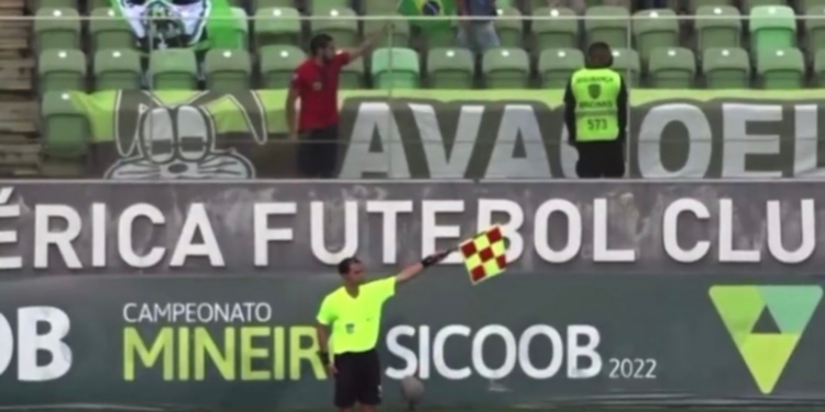 Torcedor assistia ao clássico mineiro, que terminou em 2 a 0 para o Galo (Crédito: Reprodução)