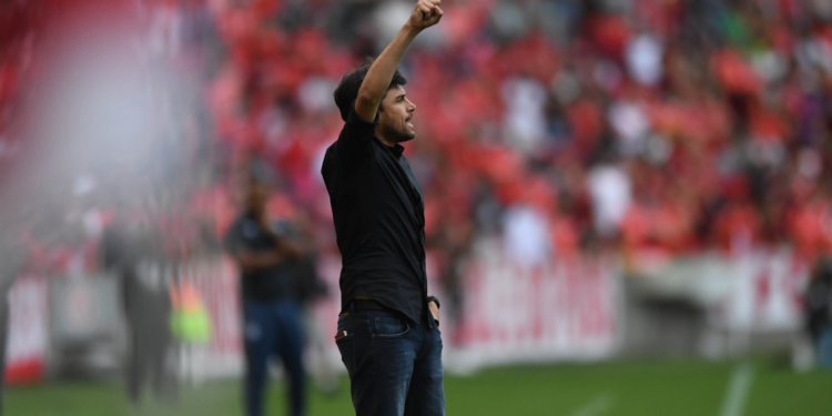 O Inter não conseguiu vencer o Grêmio no Beira-Rio e o futuro de Medina começou a ser questionado (Crédito: Ricardo Duarte/Internacional)
